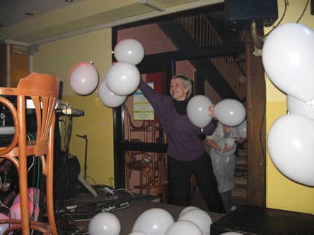 [ zagonetna baloon lady ]
