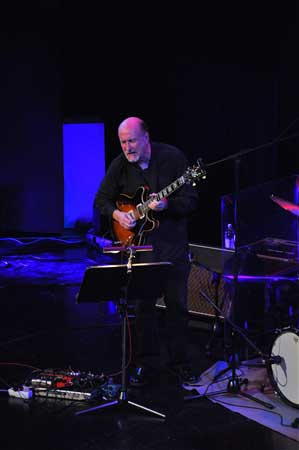 [ JOHN SCOFIELD TRIO ]