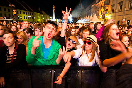 [ Klaxons fanovi @ 9. ur z razlogom, Glavni trg, Maribor (SLO), 7.5.2011. ]