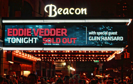 [ Eddie Vedder @ Beacon Thatre New York, 22.6.2011. ]