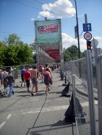 [ sziget ima 20 godina... ]