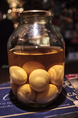 [ Pickled egg, ukiseljeno jaje, specijalitet britanskih pubova ]