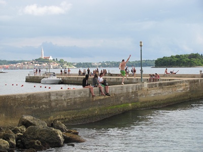 [ pogled na Rovinj s festivalske plae ]