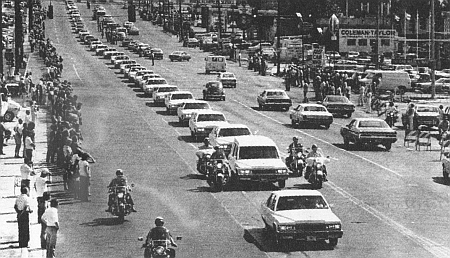 [ pogrebna procesija Elvis Presleya, Memphis 1977. ]