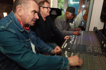 [ Mark Stewart, Gareth Sager i Dennis Bovell u studiju ]