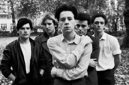 [ Derek Forbes, drugi s lijeva, Simple Minds 1982. ]