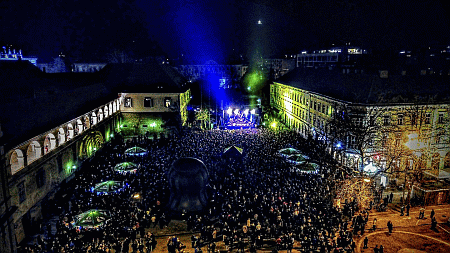 [ Trg Svobode, Maribor, koncert Gibonnija pored Moje kavarne, 7.IV 2018. ]