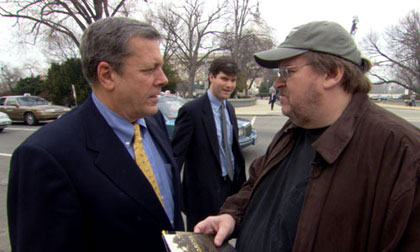 [ Michael Moore nagovara senatora John Tannera da i on prijavi svoga sina za vojnu službu u Iraku ]