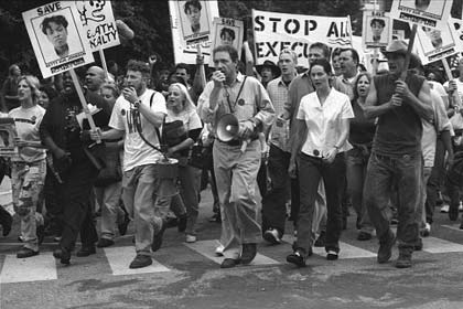 [ David predvodi protest! ]