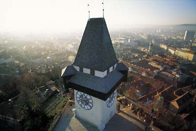 [ UhrTurm - sad na vrhu Schlossberga sa kojega se prua pogled na cijeli graz ]